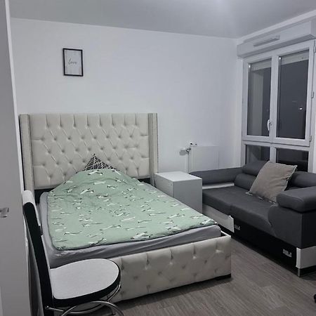 Chambre Individuelle Dans Un Appartement A 37 De Champs Elysees سارتروفيل المظهر الخارجي الصورة